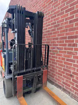 USED TOYOTA 8FBCU25 ELECTRIC FORKLIFT  5000 LBS CAPACITY 4 STAGE MAST W/ CHARGER