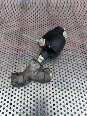 USED GEMU 554/25/D195 PNEUMATIC ANGLE SEAT GLOBE VALVE W/ 1" COMPRESSION FITTING
