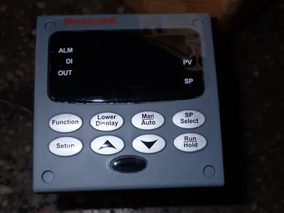 Used HONEYWELL UDC3200 / DC3201CE100R21010000000 Temperature Controls Ohio US | HGR 24 #1133424