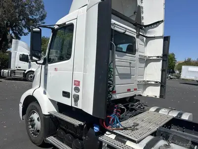 USED 2022 VOLVO VNR42T300