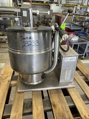 USED GROEN ELECTRIC 10 GALLON TILT KETTLE