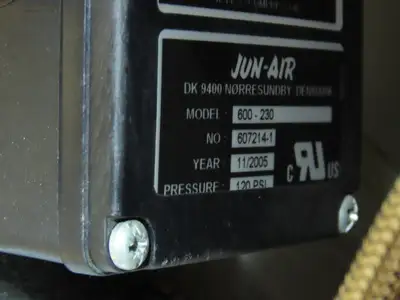 Jun-Air 600-5M Oilless Compressor Vacuum Pump 5L .67Hp 230V 120PSI Quiet Cabinet