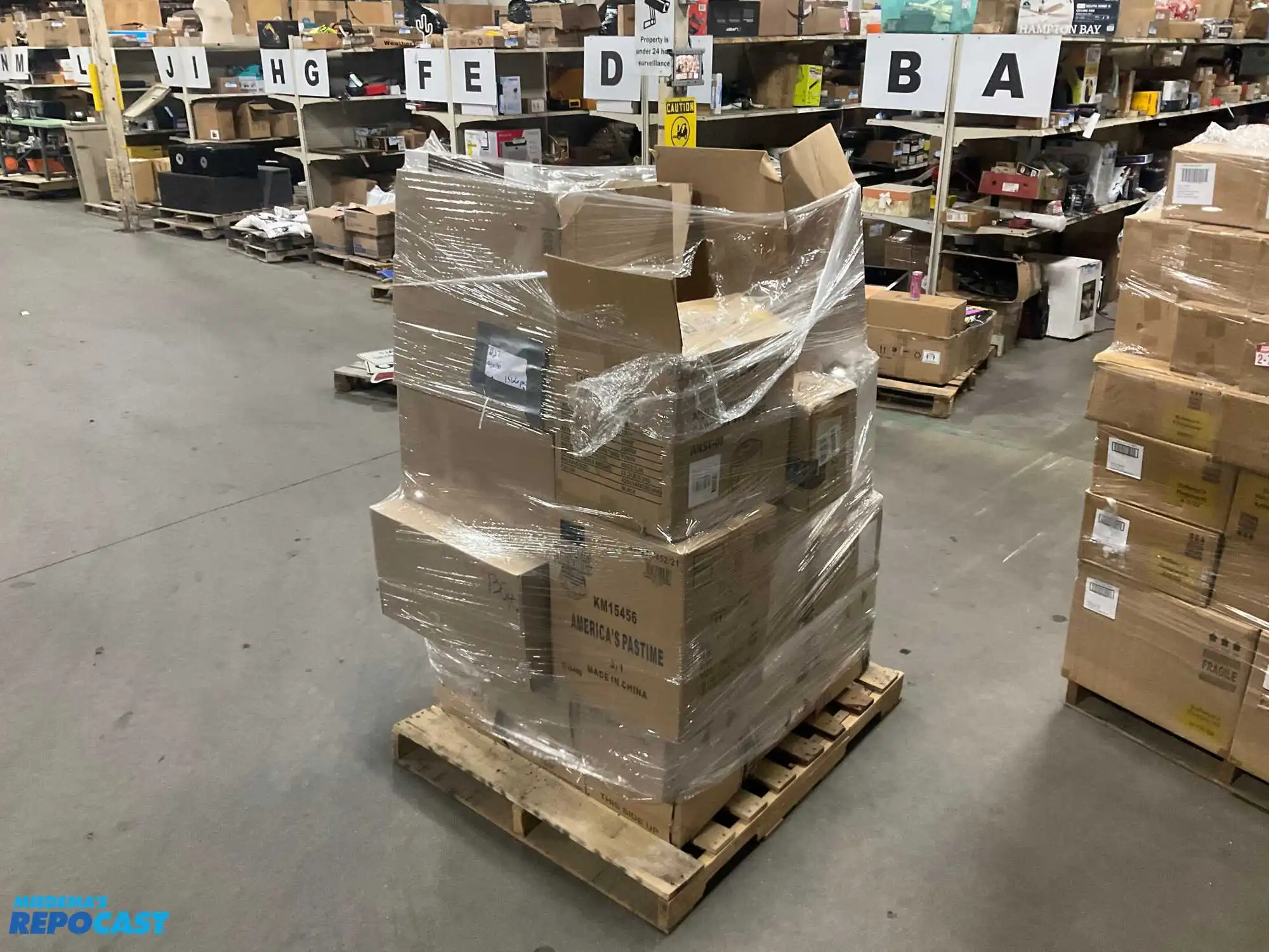 Large skid lot of miscellaneous home decor and home items, approximately 1,566 pieces per seller