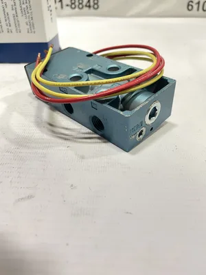 MAC 82A-0A-BAA Pneumatic 4-Way Directional Solenoid Valve Manifold/Base