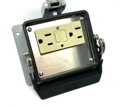 USED MENCOM PANEL INTERFACE CONNECTOR W/ GFCI DUPLEX OUTLET, NO RESET