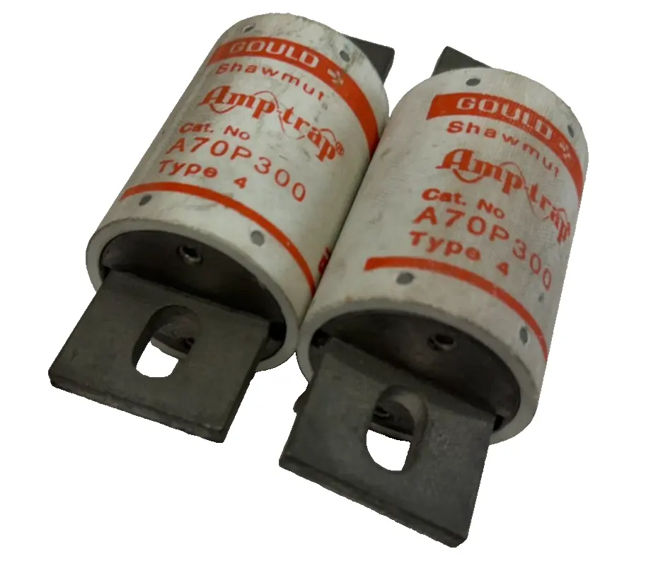 NEW LOT OF 2 GOULD SHAWMUT A70P300 AMP TRAP FUSE TYPE 4