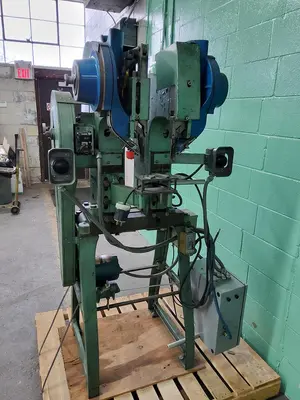 USED CHICAGO 722 - DOUBLE RIVET MACHINE