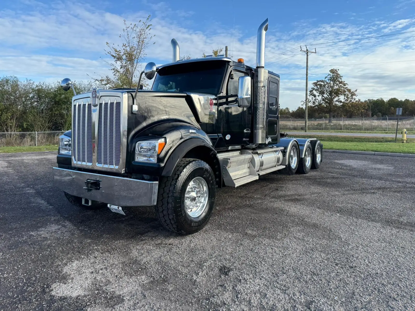 USED 2024 KENWORTH W990
