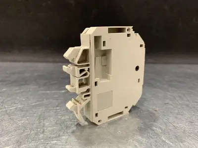 Used SCHNEIDER ELECTRIC GB2CB10 Switchgears British Columbia CA | Lenmark #244184