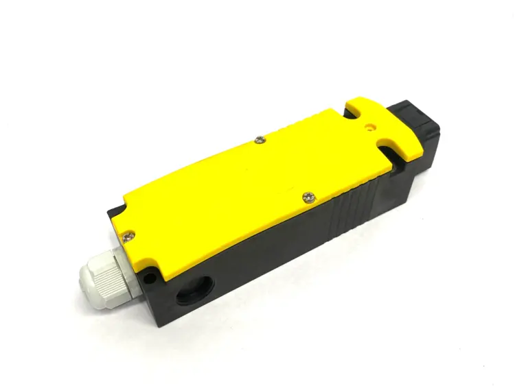 Used SIEMENS SAFETY POSITION SWITCH, MAGNETIC INTERLOCK NO KEY Proximity Sensors | Maverick Industrial Sales #1111035