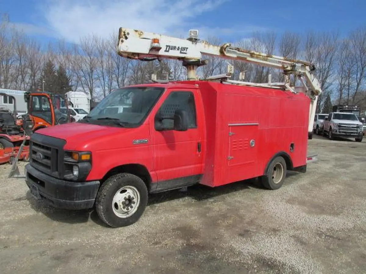 Used 2016 FORD E 350 Bucket (boom) trucks Manitoba CA | Conquest Truck & Auto Sales #1421323