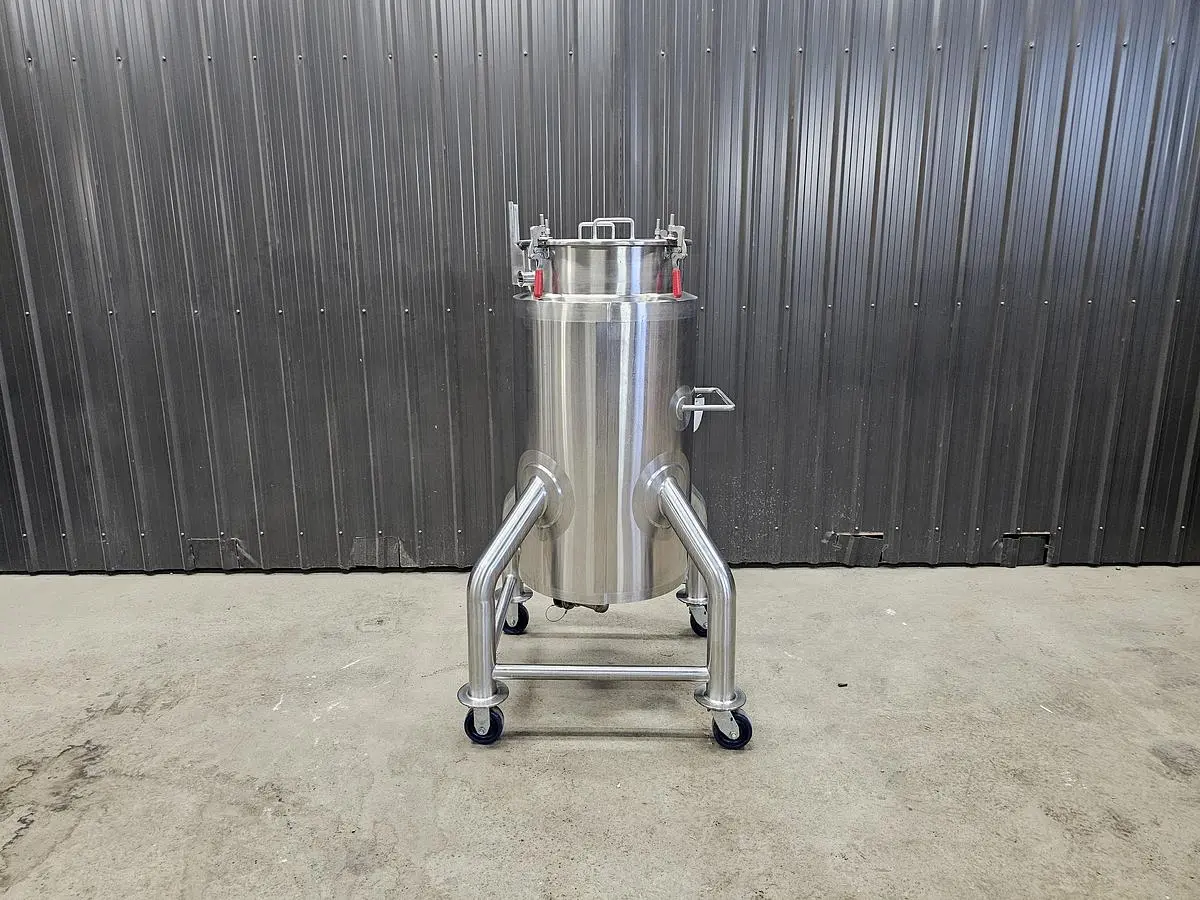 Used LEE INDUSTRIES 55 DP Stainless Steel Tanks Quebec CA | Carter-Wilson Equipment Services #450997