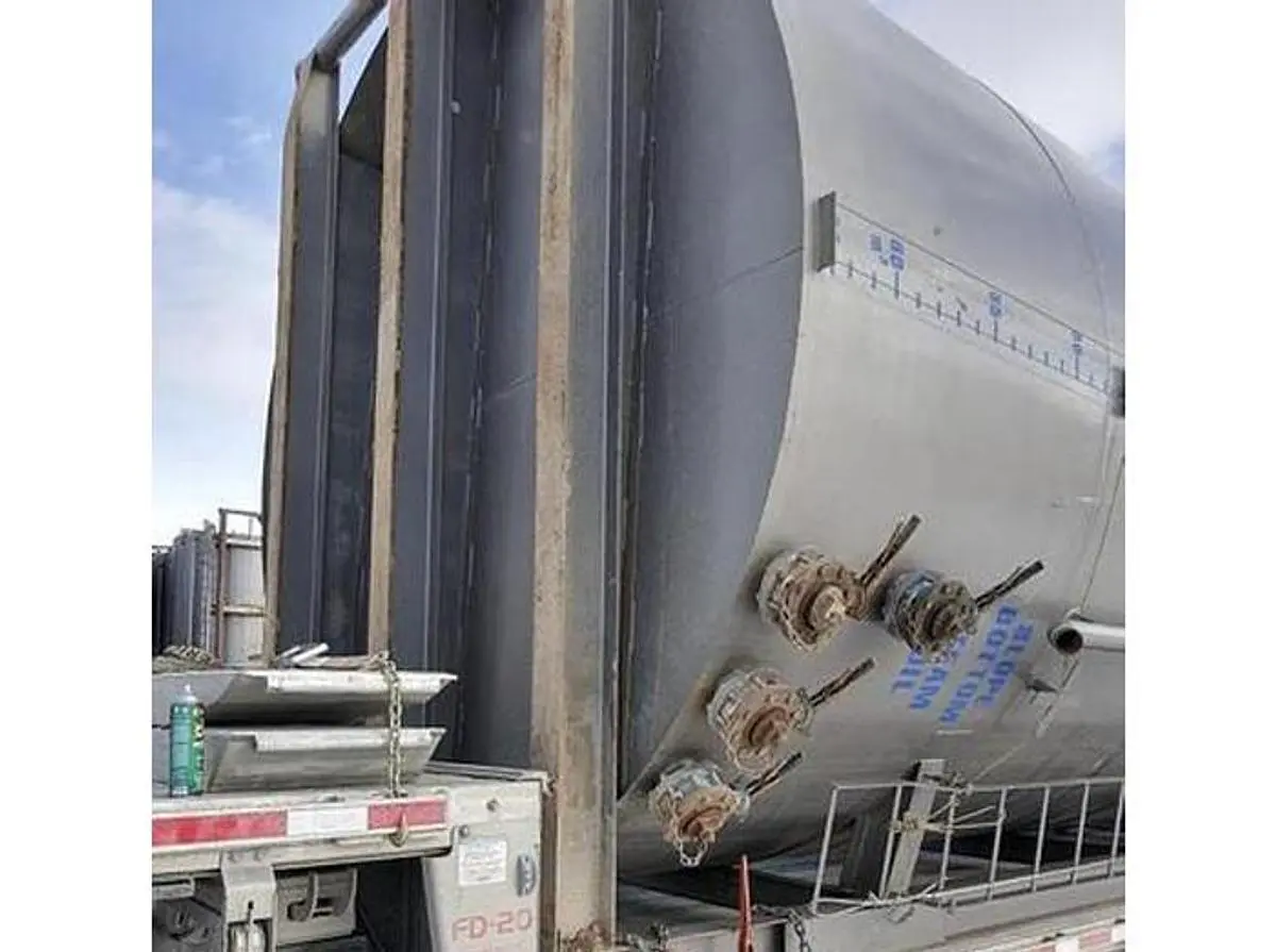 USED MULTIPLE 400BBL VERTICAL SKIDDED TANK