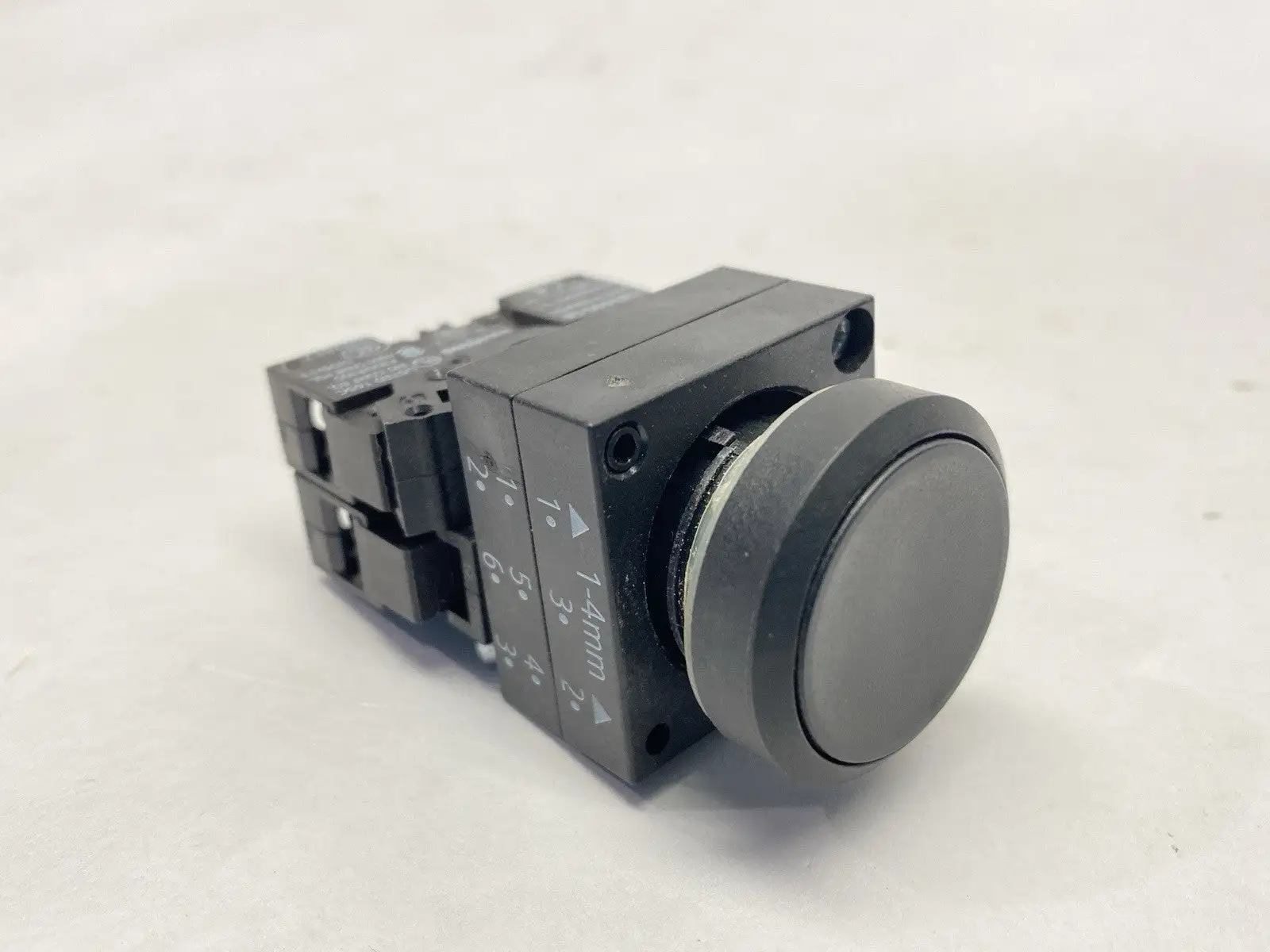 3SB3201-0AA11 | Siemens  Pushbutton Non-Illuminated 22mm Black w/ 2x 3SB3400-0B - Used