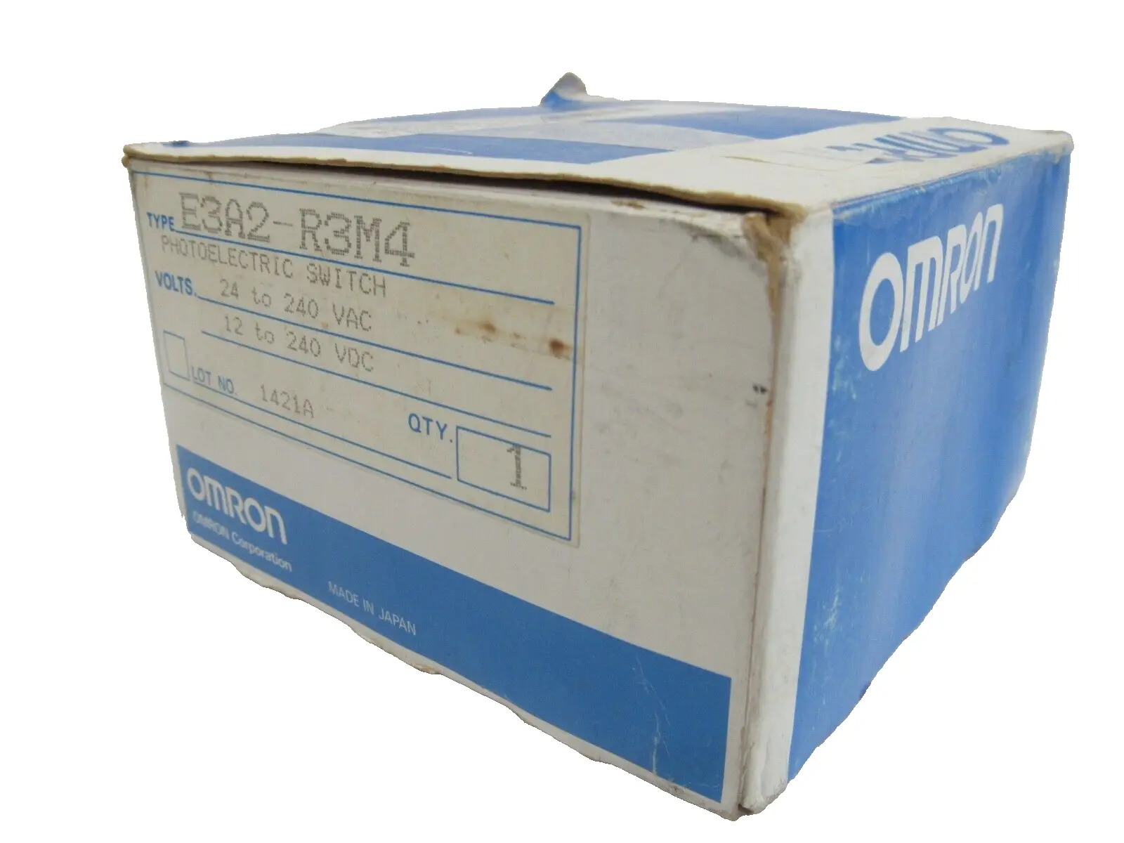 NEW OMRON E3A2-R3M4 PHOTO SWITCH E3A2R3M4