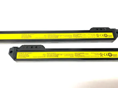 USED KEYENCE FLAT TYPE LIGHT CURTAIN SET, 20-BEAM AXES, RECEIVER & TRANSMIT.