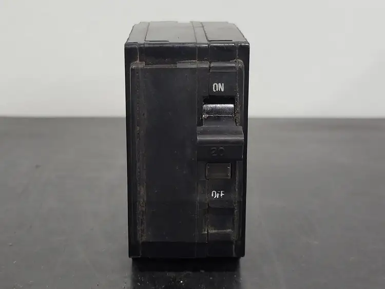 Used SQUARE D QO220 Switchgears British Columbia CA | Lenmark #243371