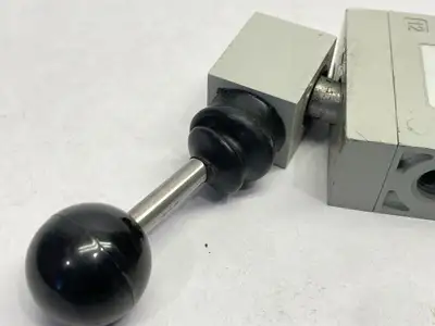 USED NUMATICS PNEUMATIC 4-WAY HAND LEVER VALVE