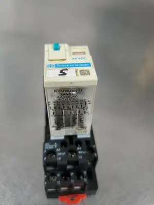 Telemecanique RXZE2M114 +RXM4AB2P7 Relay Coil 4E-10