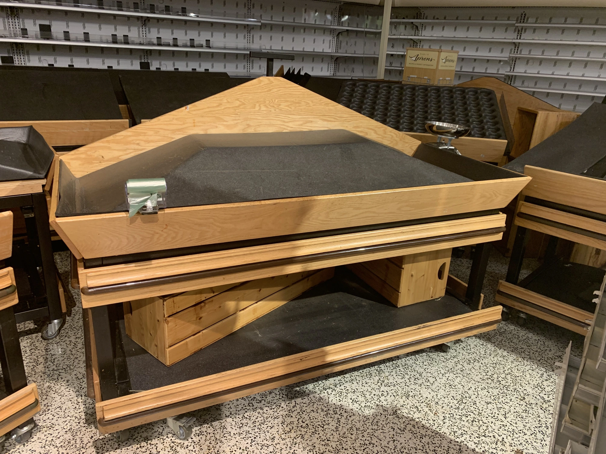 124-0042 6 Foot Produce Table