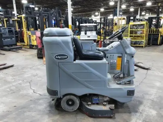 Used 2009 ADVANCE ADGRESSOR 3820D Scrubbers | Russell Equipment #724298