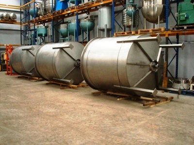 9,000L Stainless Steel Enclosed Tank.