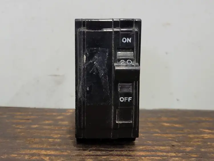 Used SQUARE D QO220 Switchgears British Columbia CA | Lenmark #242280
