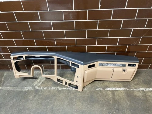 New *OEM*Freightliner M2 A18-71375-304 WS Phan Dash LHD *Damaged*