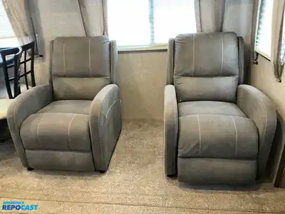 USED 2018 FOREST RIVER VIBE 288RLS