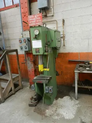 USED LBM B30 30 TON