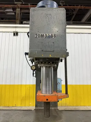 USED WILLIAMS & WHITE M5792
