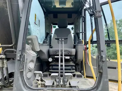 Used 2014 VOLVO EC220DL Crawler Excavators | Abele Tractor #1342873