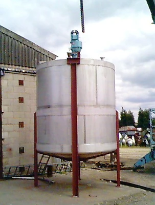 9,000L Stainless Steel Enclosed Tank.