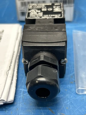 NEW Schmersal AZ1702ZRK
