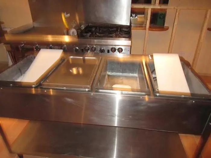4 WELL HOT FOOD TABLE