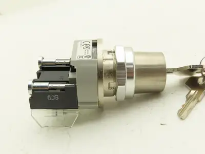 Allen Bradley 800T-H33B Cylinder Lock Selector Switch 2 Position Keyed Ser T
