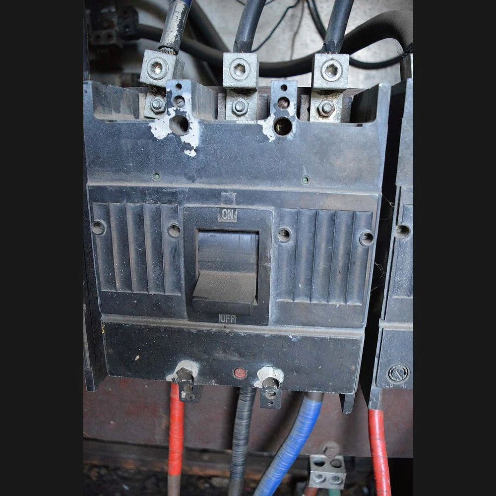 General Electric 600 Amp Breakers