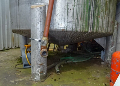 13500L S/S vertical enclosed storage tank