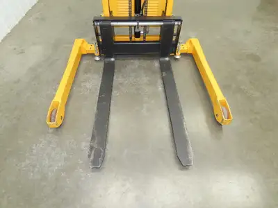 Used ULINE _UNKNOWN_ Pallet Lifters Indiana US | Arrow Industrial #1366960