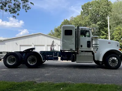 USED 2010 PETERBILT 367 FLAT TOP W/36” SLEEPER
