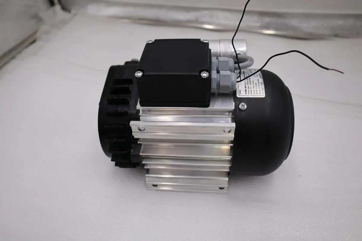 NEW THOMAS VTE 3 ART NO 25130111 / SER 30245024 VACUUM PUMP STOCK H1580