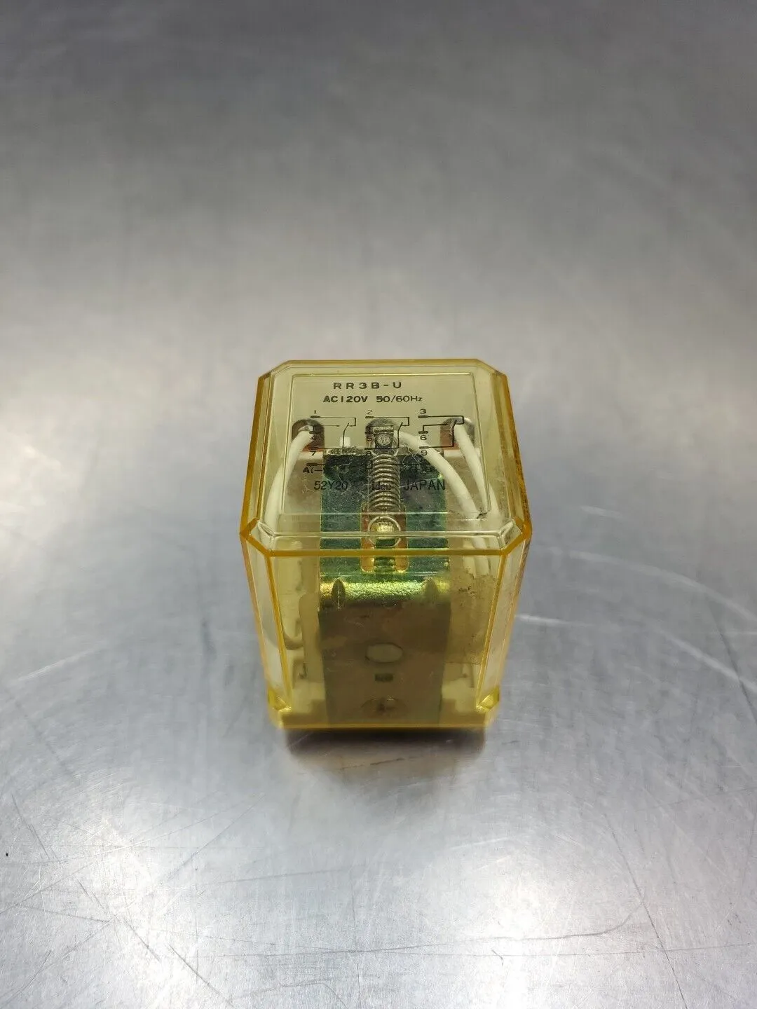 IDEC RR3B-U 120VAC 50/60Hz 10A Relay. 4D-26