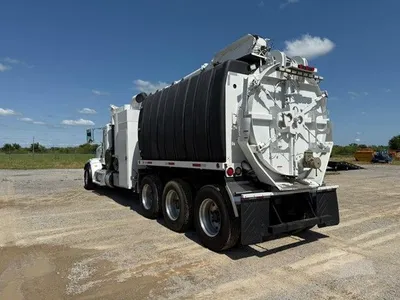 USED 2015 PETERBILT 567