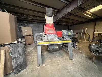 Unknown Manufacturer: Used 100HP Hog Grinder