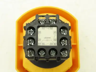 IDEC XW1E-LV Emergency RED E-Stop Pushbutton Twist Release Lot of 5