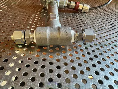 Used DWYER FLOTECHT V6EPS-S-D-1-S FLOW SWITCH W/ CROUSE MINDS LBY25 SA ELBOW Test Equipment - Other California US | Equipment Lab #1427413
