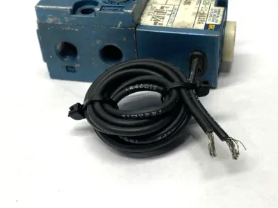 USED MAC VALVES PNEUMATIC SOLENOID VALVE 1/4" PORTS MISSING SCREW