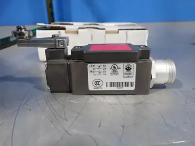 Used EUCHNER NZ1HS3131E8C 400147 Relays & Switches Ohio US | HGR 24 #911337