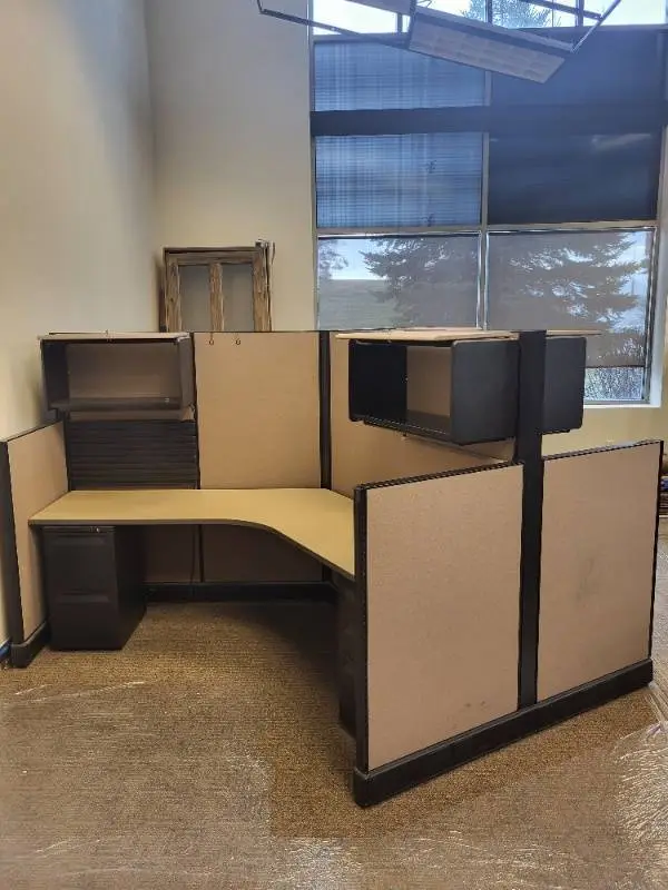 Herman Miller 3-Unit Cubicle Workstation - 120° Layout, Acoustic Panels, Roll-Top Desk Wall Unit