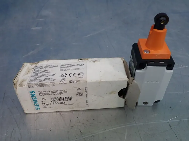 Used SIEMENS 3SE22300D Relays & Switches | HGR 24 #739286